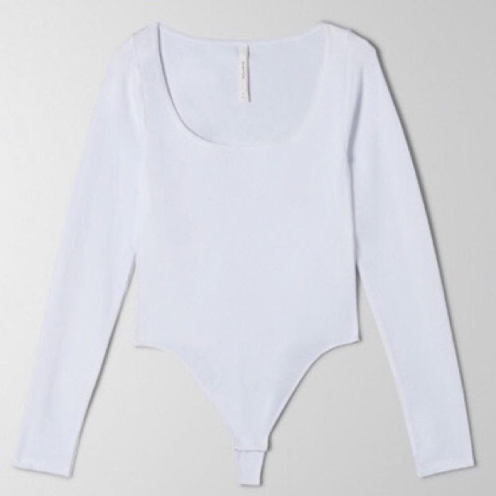 Aritizia Babaton white SEAMLESS CONTOUR SCOOP LONGSLEEVE BODYSUIT